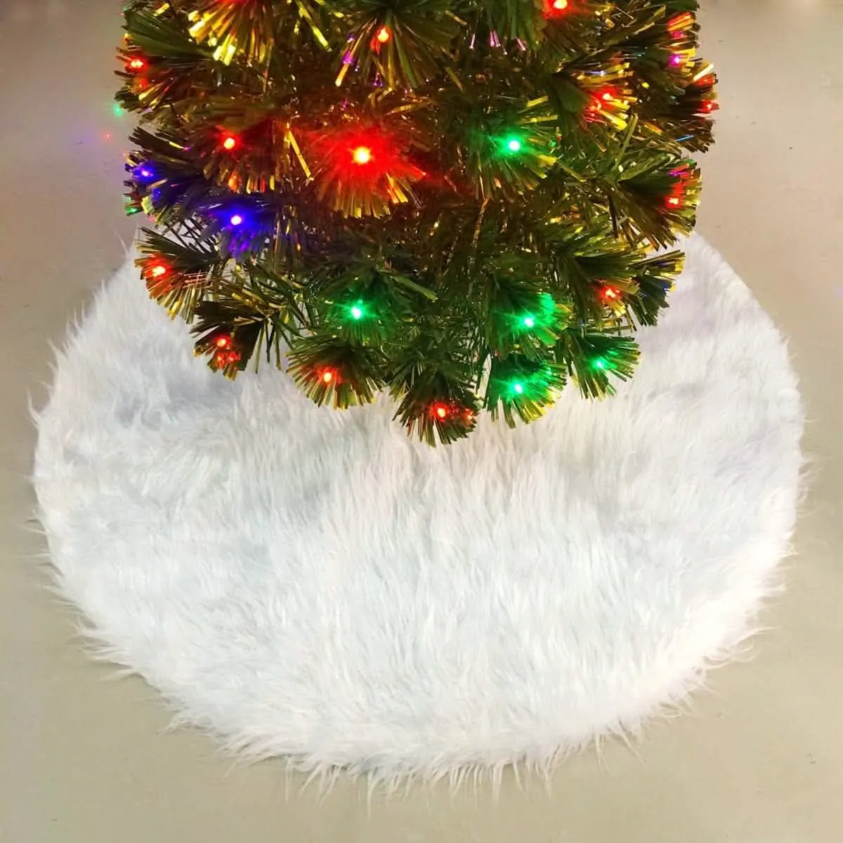 Chic Holiday Tree Skirt for Stylish Festive Displays and Gift Arrangements